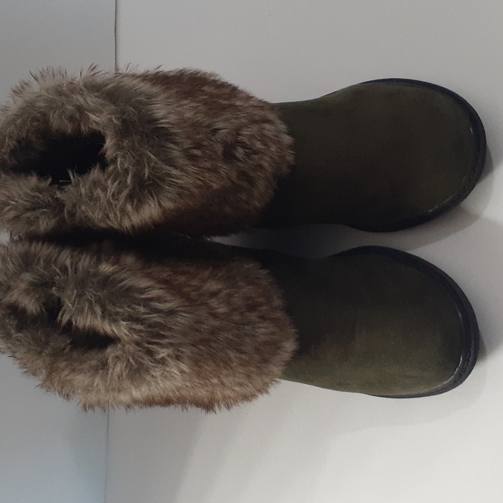 A.N.A Women's Size 9 Green Ankle Boots.